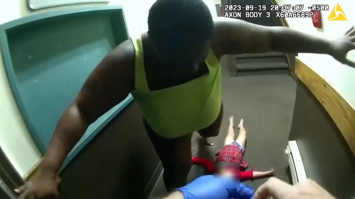 Kamera na uniformě zachytila záchranu života předávkované dvouleté dívky v USA